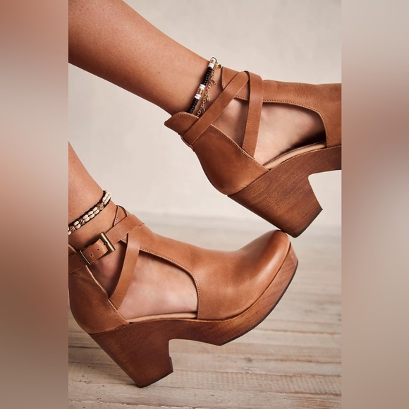Free People Cedar Leather Women’s Tan Clogs Size 9.5 NEW